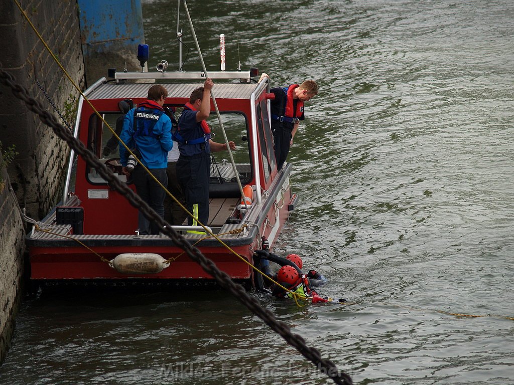 Uebung BF Koeln und DRLG Person im Rhein bei Koeln P594.JPG